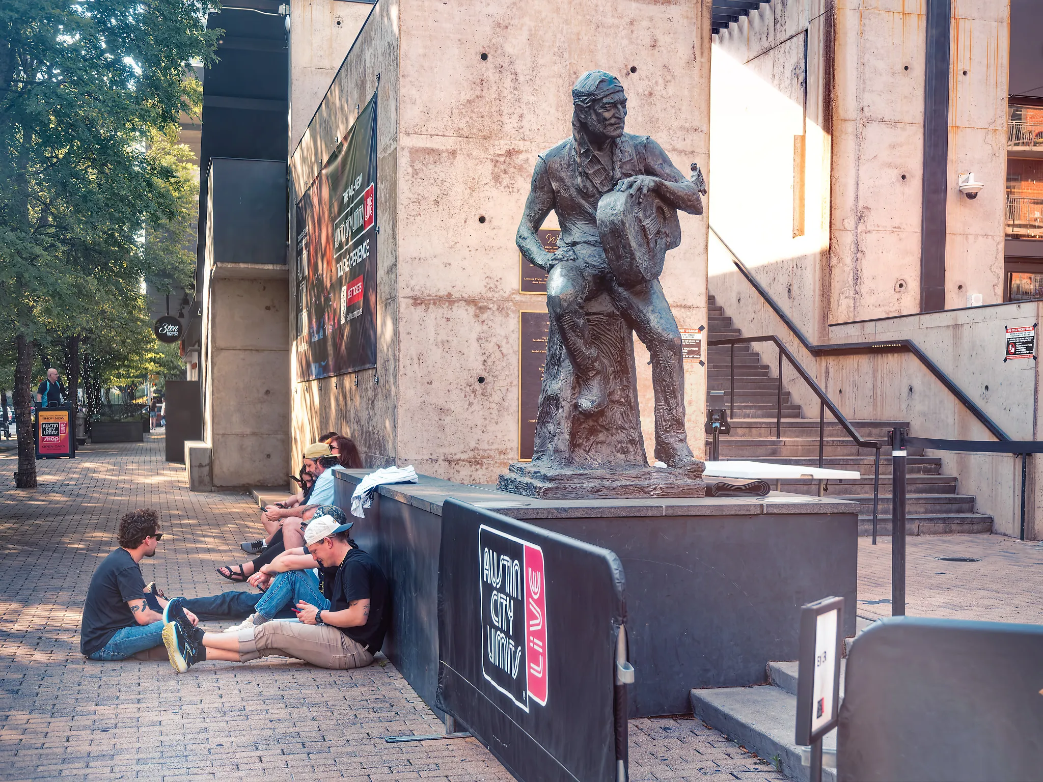 Willie Nelson statue in downtown Austin
