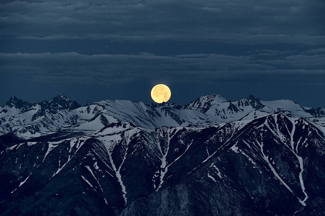 Moonset over the Sierras